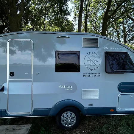 Campingplads Ostlicht Camper Im Waldchen