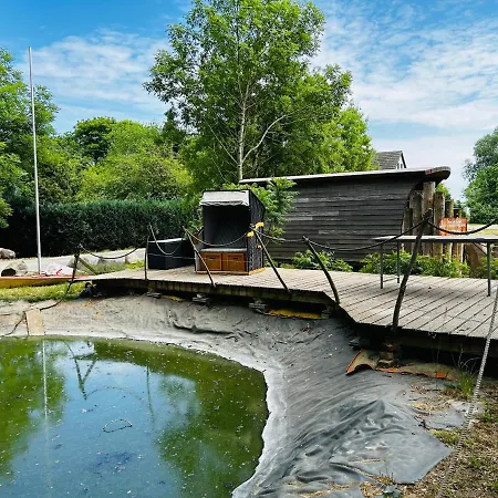 Campingplads Ostlicht Camper Im Waldchen *